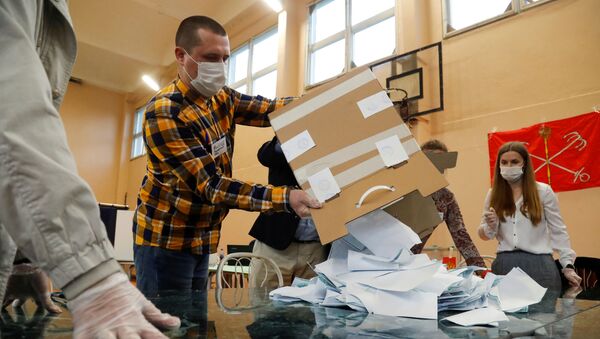 Во время подсчета голосов по итогам голосования по поправкам в Конституцию России - Sputnik Azərbaycan