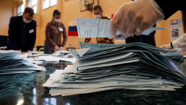 Во время подсчета голосов по итогам голосования по поправкам в Конституцию России - Sputnik Azərbaycan