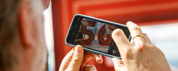  Логотип 5G на экране смартфона, фото из архива - Sputnik Азербайджан