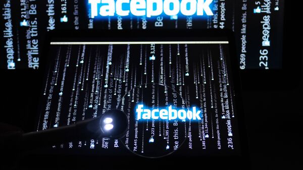Логотип социальной сети Фейсбук на экране компьютера - Sputnik Азербайджан