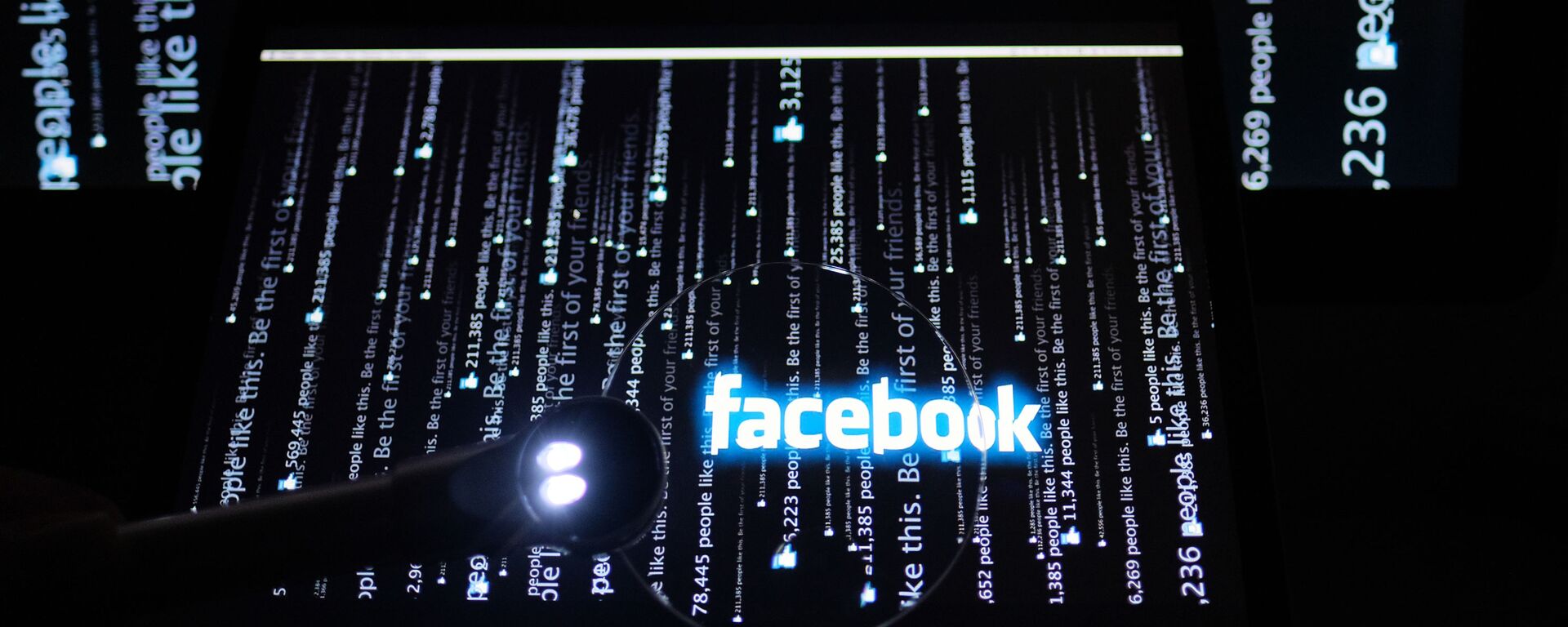Логотип социальной сети Фейсбук на экране компьютера - Sputnik Азербайджан, 1920, 03.07.2020