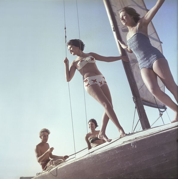 Девушки в купальниках во время прогулки на яхте - Sputnik Азербайджан