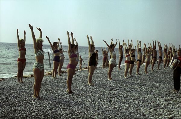 Оздоровительная гимнастика на пляже Туапсе, Краснодарский край, 1963 год - Sputnik Азербайджан