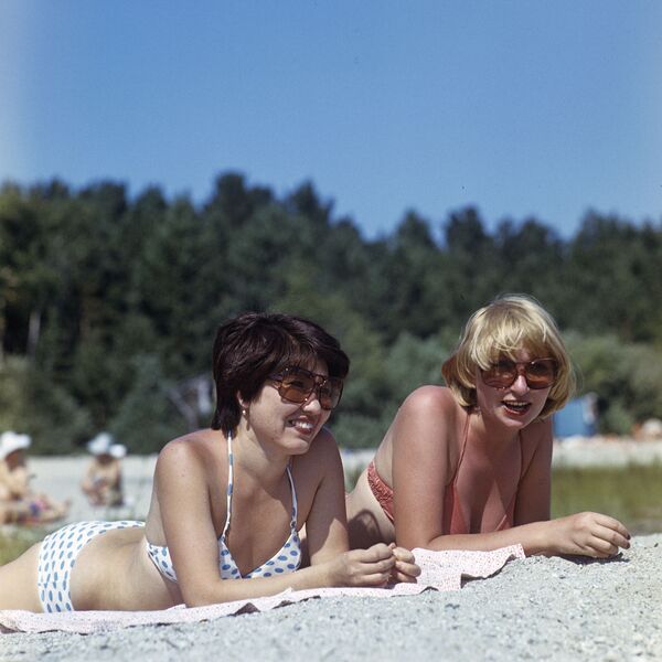 Девушки на пляже дома отдыха Зерендинский, 1981 год - Sputnik Азербайджан