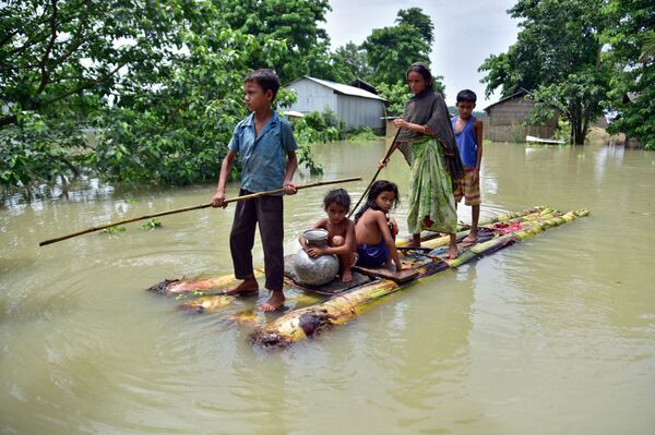 Жители пострадавшей от наводнения индийской деревни Майонг - Sputnik Азербайджан