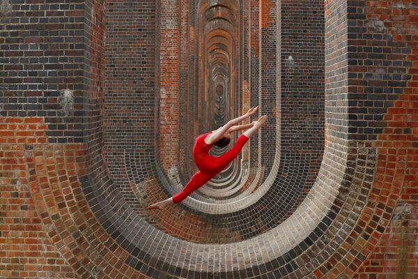 Танцовщица Ханна Мартин во время тренировки у виадука долины Уз в Великобритании - Sputnik Азербайджан