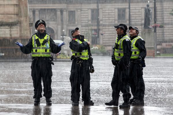 Police monitor in George Square, Glasgow on June 27, 2020, after reports that a loyalist demonstration was due take place following a stabbing incident at the Park Inn Hotel the previous day. Scottish police on Friday said armed officers shot dead a man after a suspected stabbing in Glasgow left six others injured, including one of their colleagues. - Sputnik Азербайджан