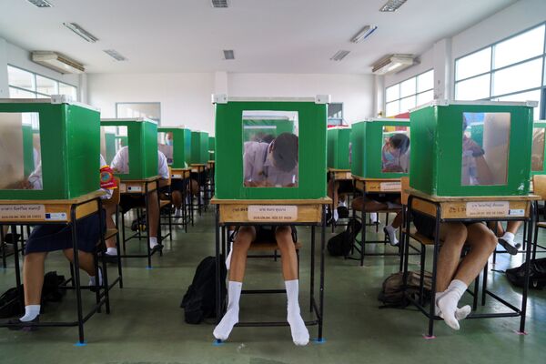  Ученики школы Сэм Хок во время обучения в условиях ослабления карантинных мер, Таиланд - Sputnik Азербайджан