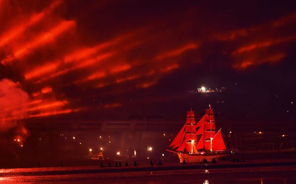 Бриг Россия в акватории Финского залива во время праздника выпускников Алые паруса в Санкт-Петербурге - Sputnik Азербайджан