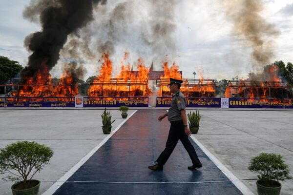 Церемония уничтожения изъятых из незаконного оборота наркотиков в Янгоне, Мьянма - Sputnik Азербайджан