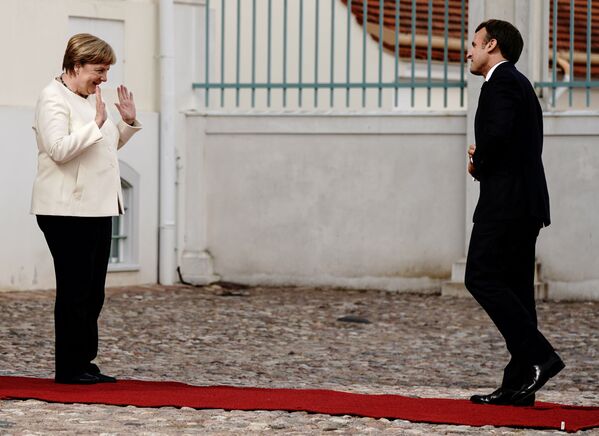 Канцлер Германии Ангела Меркель приветствует президента Франции Эммануэля Макрона в замке Мезеберг, Германия - Sputnik Азербайджан