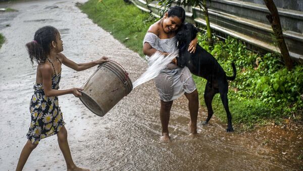 Дети играют под дождем, Гавана, Куба - Sputnik Azərbaycan