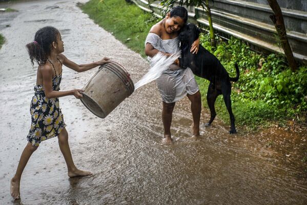 Дети играют под дождем, Гавана, Куба - Sputnik Азербайджан