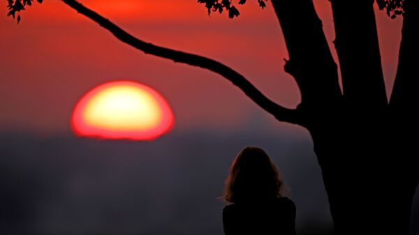  Женщина смотрит на закат, фото из архива - Sputnik Azərbaycan