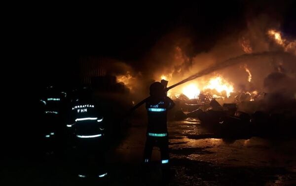 Тушение пожара в цехе по производству лакокрасочных изделий компании Sobsan в Баку - Sputnik Азербайджан