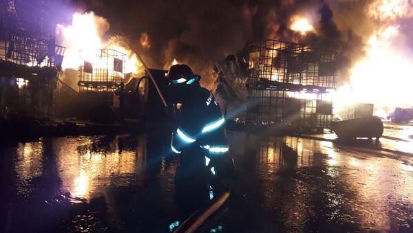 Пожар на лакокрасочном заводе в Баку  - Sputnik Азербайджан