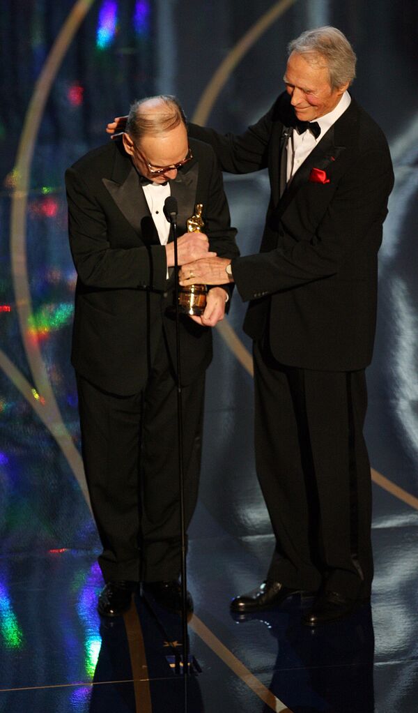 Режиссер Клинт Иствуд во время вручения премии композитору Эннио Морриконе на церемонии Оскар в Голливуде - Sputnik Азербайджан