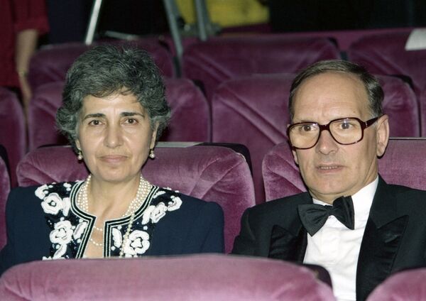 Итальянский композитор Эннио Морриконе на Каннском кинофестивале 1989 года  - Sputnik Azərbaycan