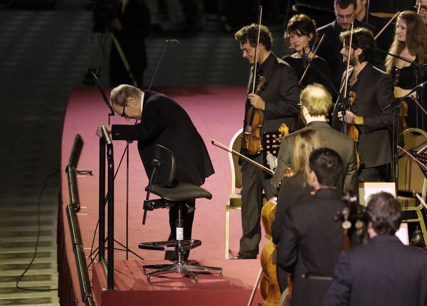 Итальянский композитор Эннио Морриконе после концерта для бездомных в Ватикане  - Sputnik Azərbaycan