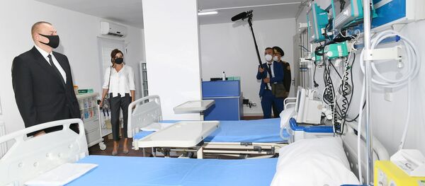 Prezident İlham Əliyev və birinci xanım Mehriban Əliyeva Bakının Xətai rayonunda modul tipli hospitalın açılışında - Sputnik Азербайджан