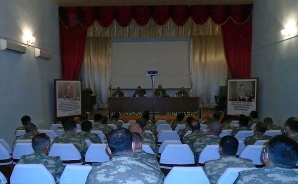 Керим Велиев проверил уровень боевой подготовки личного состава Керим Велиев проверил уровень боевой подготовки личного состава - Sputnik Азербайджан