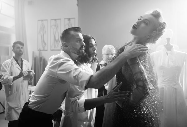 Французский модельер Жюльен Фурни с моделью Микаэлой Томановой во время съемки фильма для Недели моды в Париже - Sputnik Азербайджан
