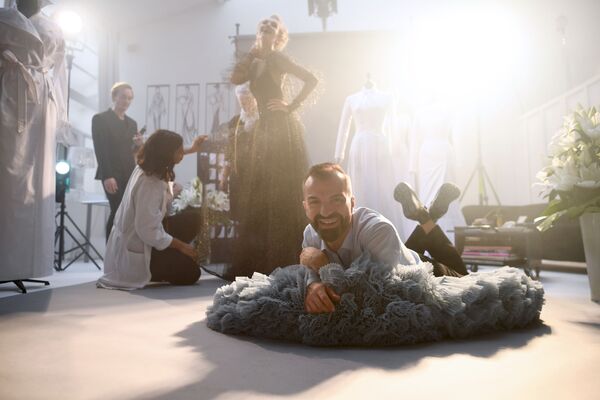 Французский модельер Жюльен Фурни с моделью Микаэлой Томановой во время съемки фильма для Недели моды в Париже - Sputnik Азербайджан
