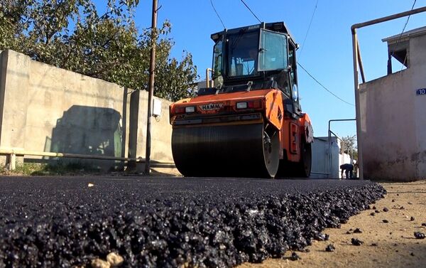 Реконструкция улиц и дорог в поселке Пиршаги  - Sputnik Азербайджан