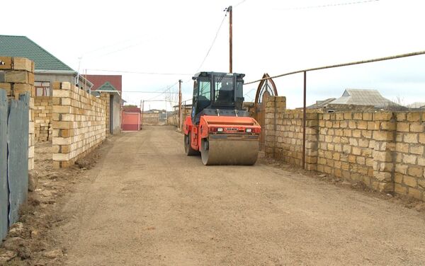 Реконструкция улиц и дорог в поселке Пиршаги  - Sputnik Азербайджан